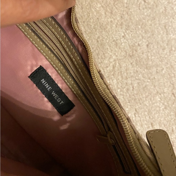 BRAND NEW! Nine West Retro Print Shoulder Bag in Neutral Colours. - Picture 7 of 7